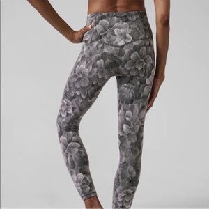 Athleta Elation Textured Tights in Chakra Floral Black/Seasalt - Size Medium
